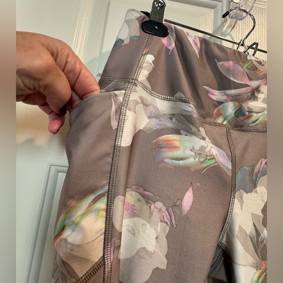 Women’s RBX leggings - beige w/ floral design - thigh pockets - size Large - Picture 6 of 12